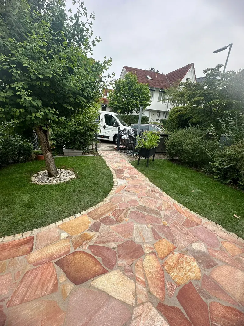 Natursteinweg in Polygonalplatten