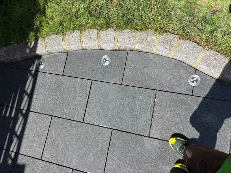 Granitplatten mit Kleinpflasterkante
