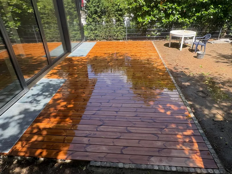 Holzterrasse auf Kiesbett