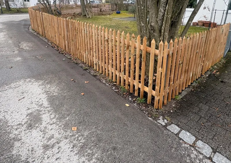 Staketenzaun aus Holz